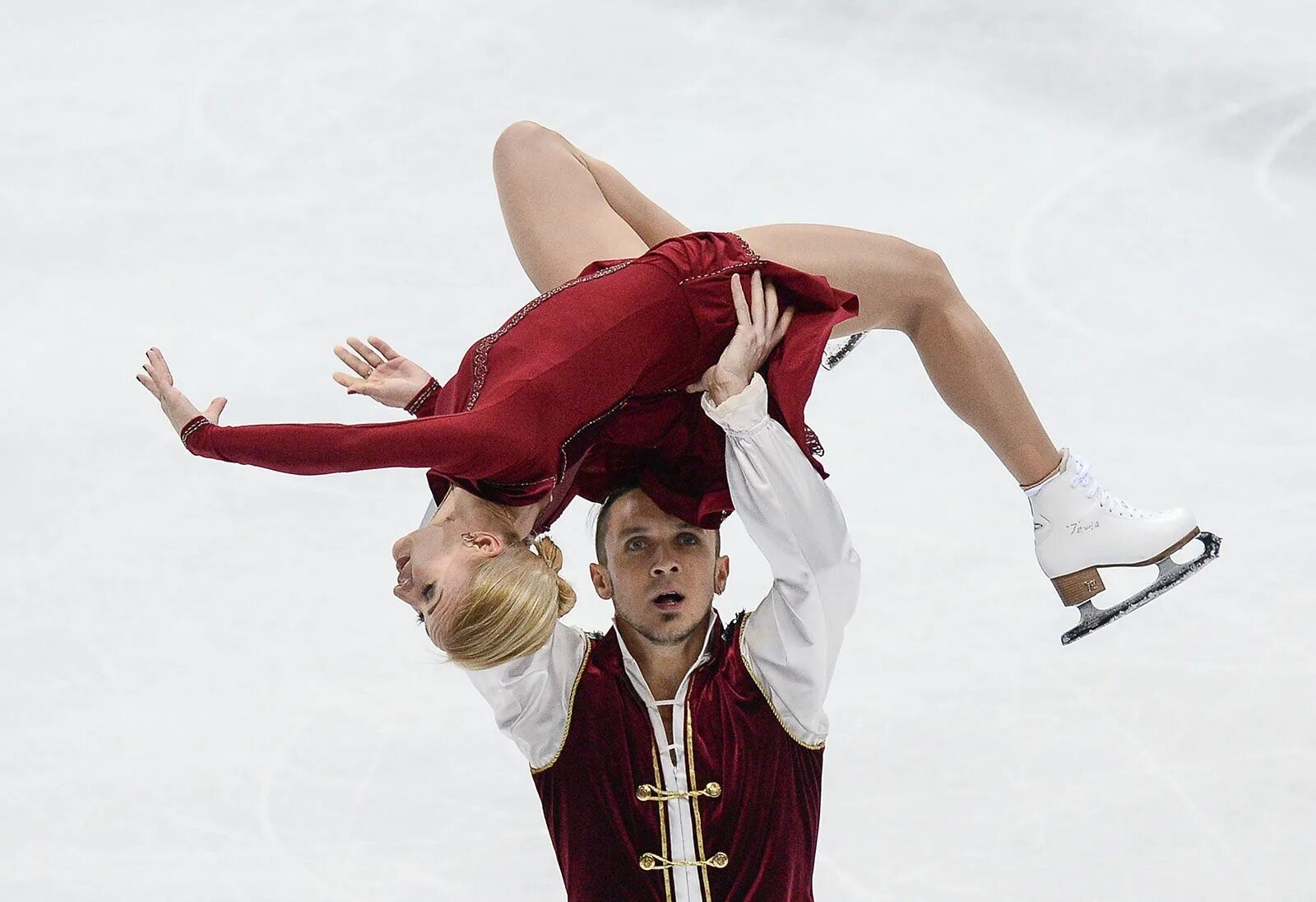Александра бойкова и дмитрий козловский олимпиада 2022. Фигуристы волосожар и траньков. Татьяна волосожар. Волосожар траньков произвольная программа. Татьяна волосожар.