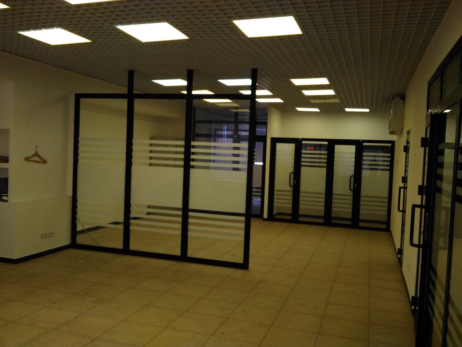 Сдается помещение. 3000 м2 помещение. 200 квадратных метров помещение. Помещение под магазин. Бутики под аренду.