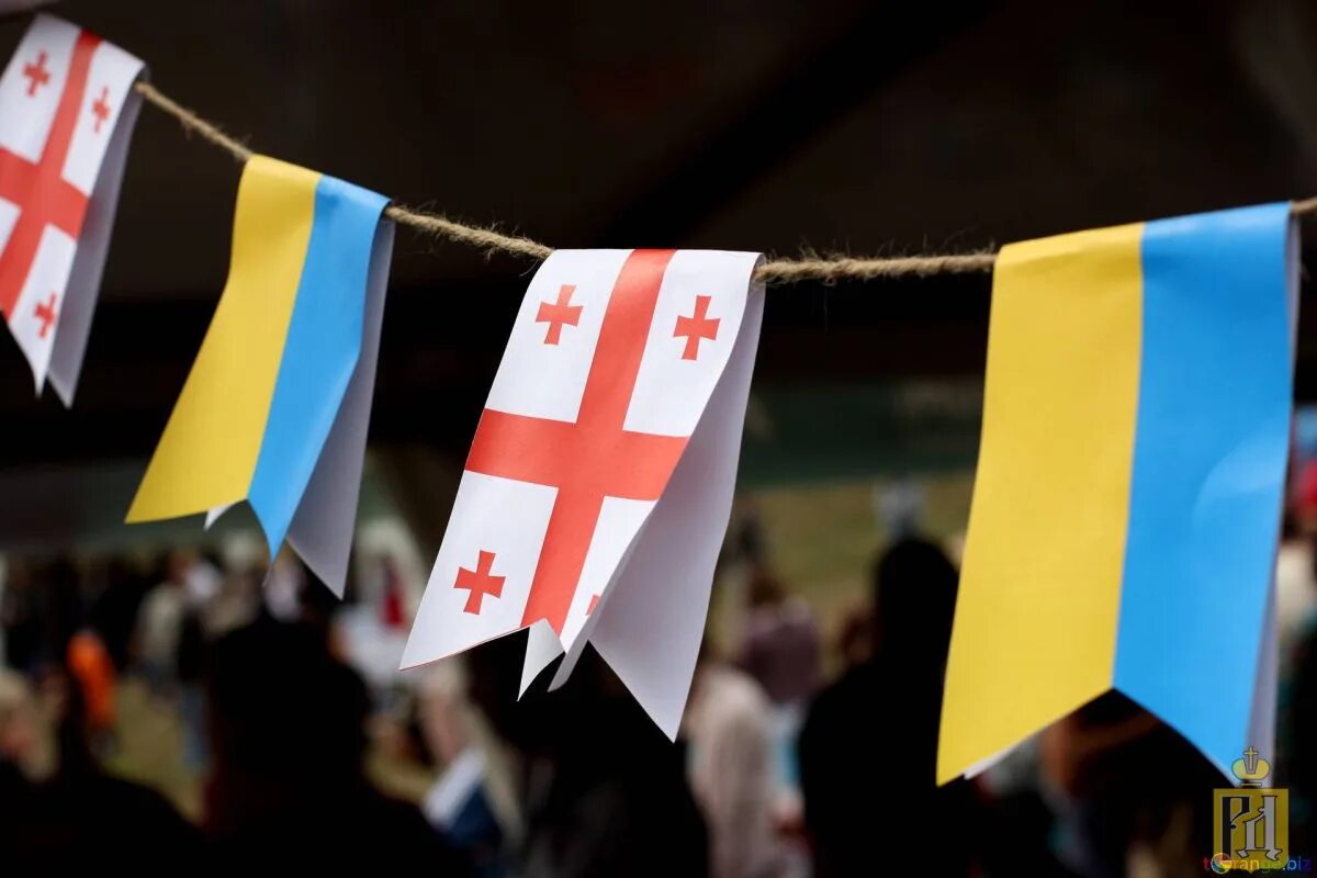 Грузия и мир. Флаг Украины и Грузии. Флаги НАТО Украины и Грузии. Флаг gruzii и Украины. Флаг Грузии и Украине братья.