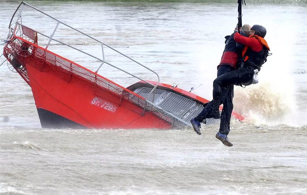 Спасатели на воде. Спасение тонущего судна. Спасатель на море. Человек спасатель.