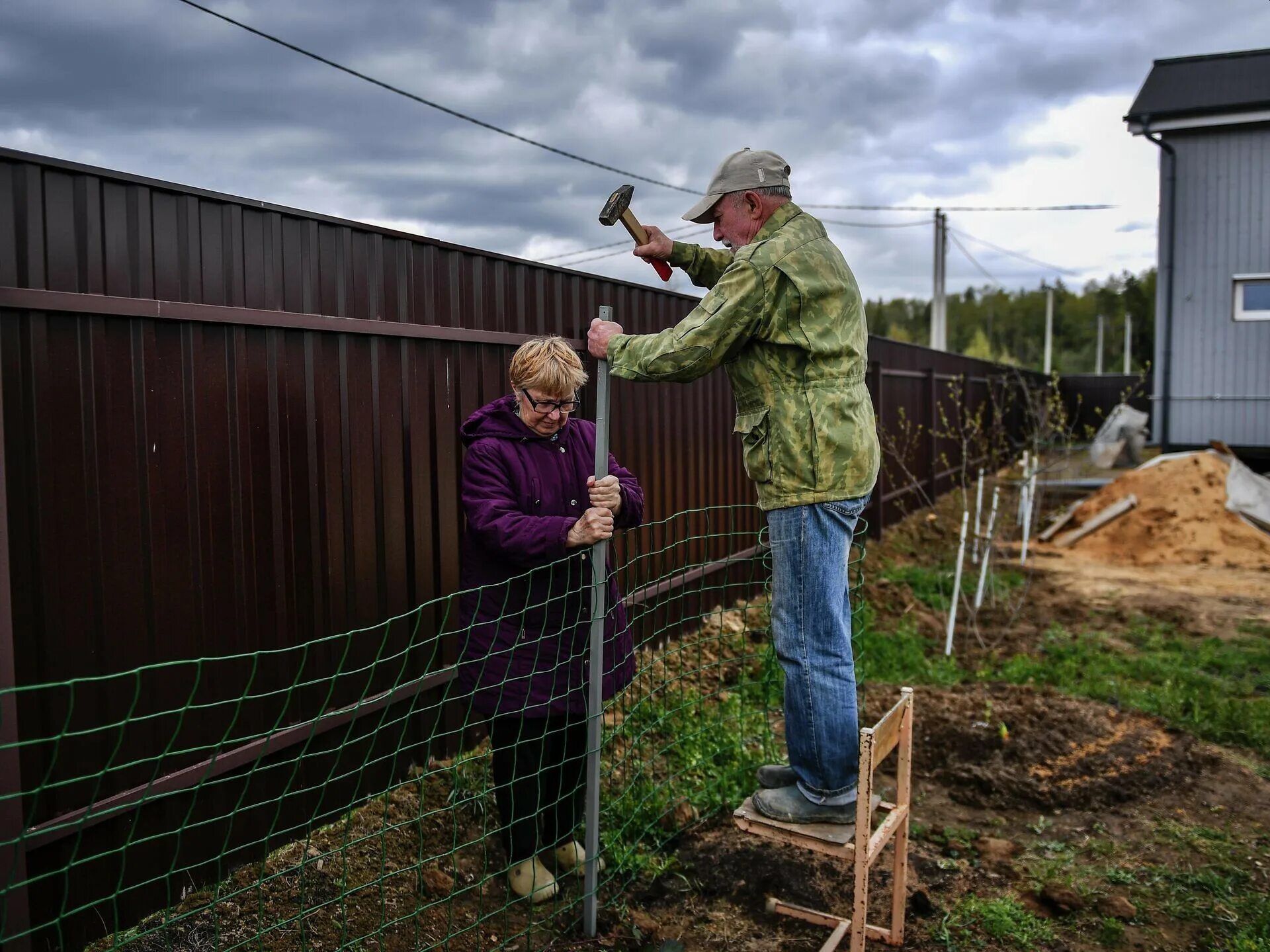 Общение с соседями. Дачный забор между соседями. Дачные конфликты. Забор между соседями на даче. Соседи по даче ругаются.