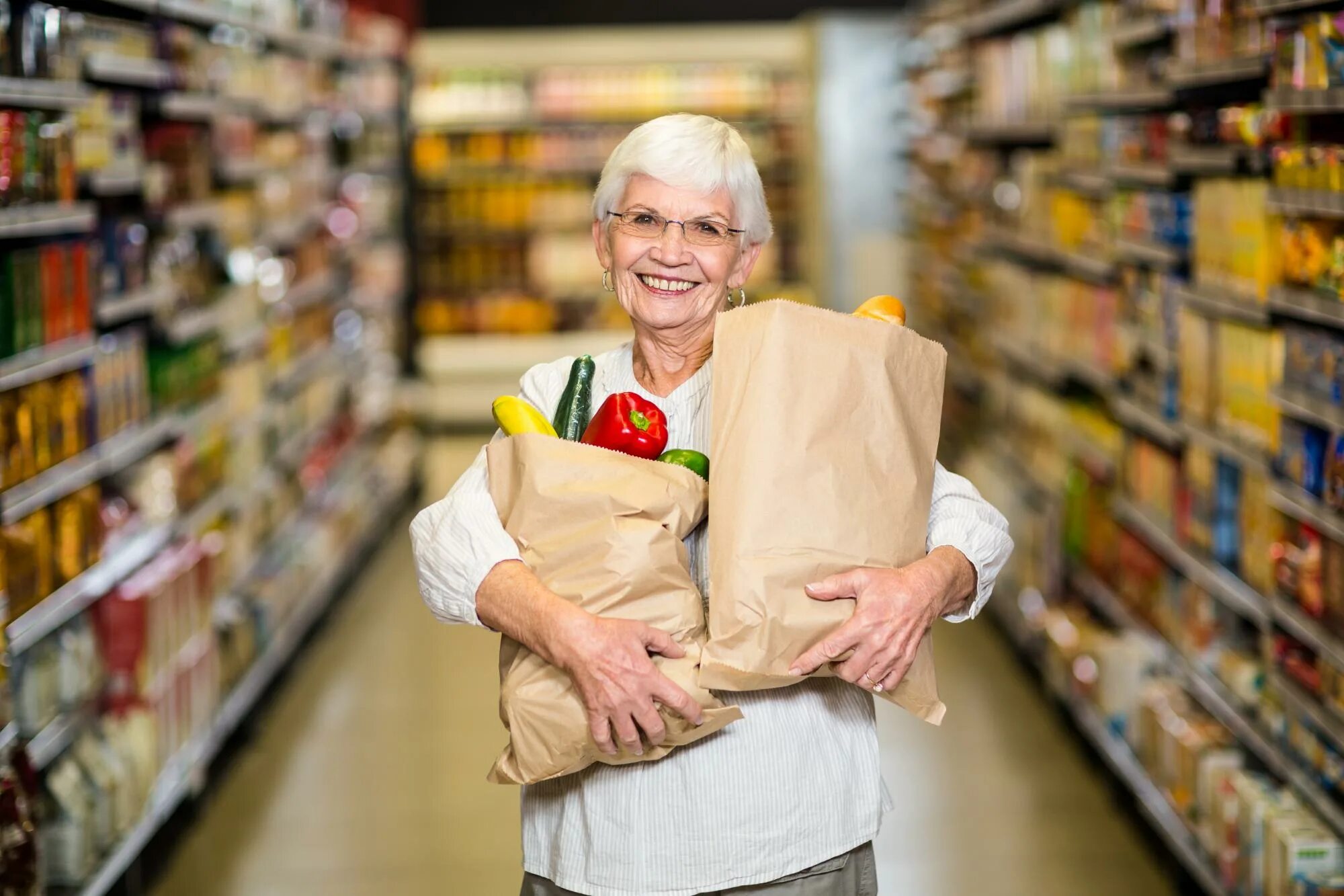 Бабка в магазине. Бабушка с продуктами. Пенсионеры с продуктами. Бабки в супермаркете. Бабка с продуктами.