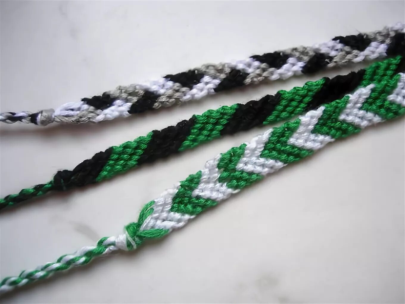 фенечка зеленый зеленый. зеленые фенечки. зеленые фенечки. фенечка боб марли. фенечки косое плетение мужские.