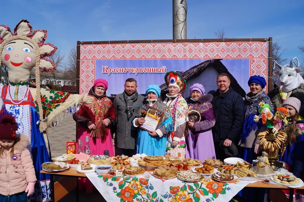 До какого числа идет масленица. Праздник Масленица в Мишкино. Рассказово Центральная площадь Масленица. Масленица идет блин да мед несет. Праздник Масленица в Перми фото с блинами.