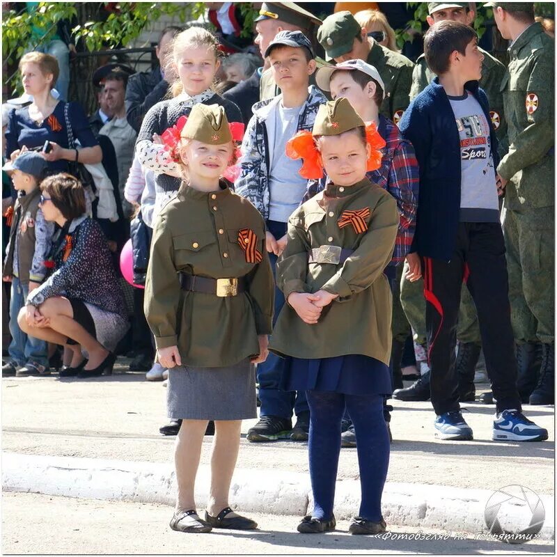 Парад 9 мая дети. Дети на параде Победы. Дети в военной форме на 9 мая. Дети на параде 9 мая. Школьники на параде Победы.