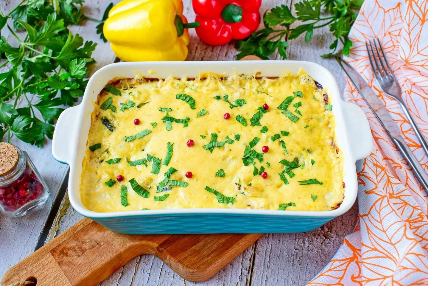 Запеканка из куриной грудки и кабачка в духовке. Куриная запеканка с творогом. Запеканка с кабачком и куриной грудкой. Запеканка из кабачков с курицей и сыром в духовке. Запеканка куриная с кабачками.