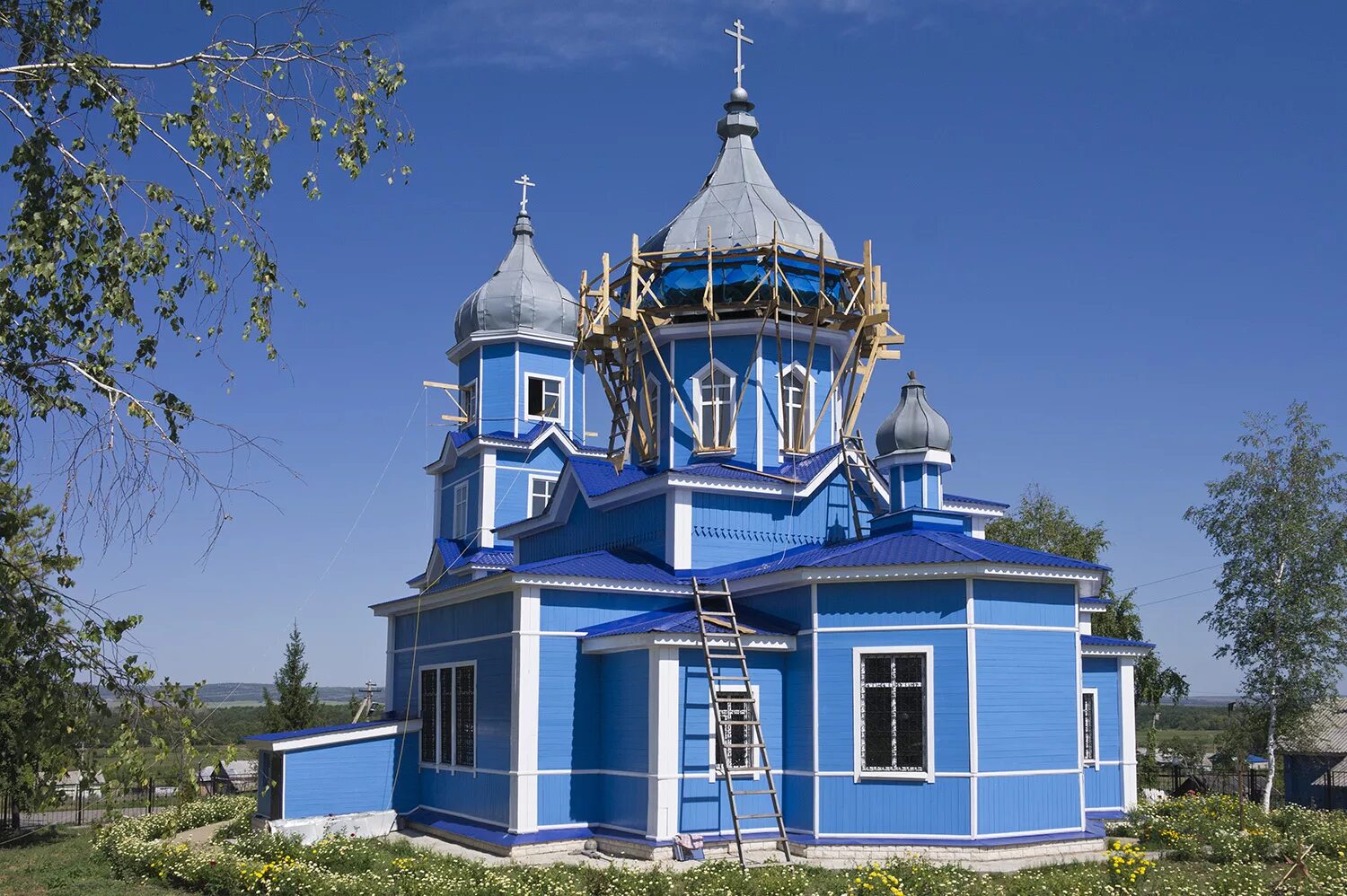 Самарская сергиевск купить. Церковь Казанской Божьей матери Сергиевск. Сергиевский район Нероновка Церковь Казанской Божьей матери. Храм в Нероновке Самарской области. Храм в Сергиевске Самарской области.