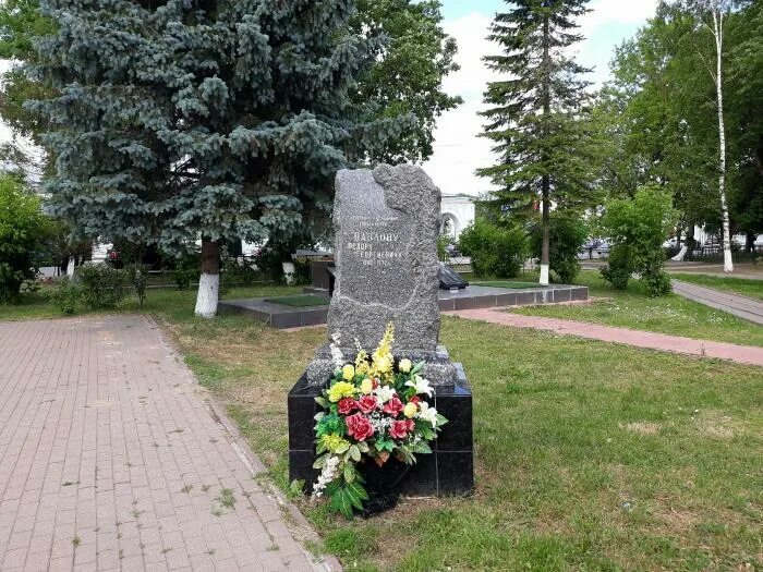 Верея парк. Памятник Дорохову в Верее. Парк Победы Верея. 52 Км Минского шоссе памятник монумент. Лесной городок верея