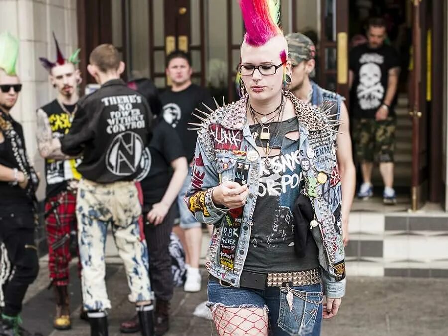 Атрибуты субкультуры. Атрибуты субкультуры. Панки молодежная субкультура. Атрибутика молодежной субкультуры. Грайндеры субкультура.