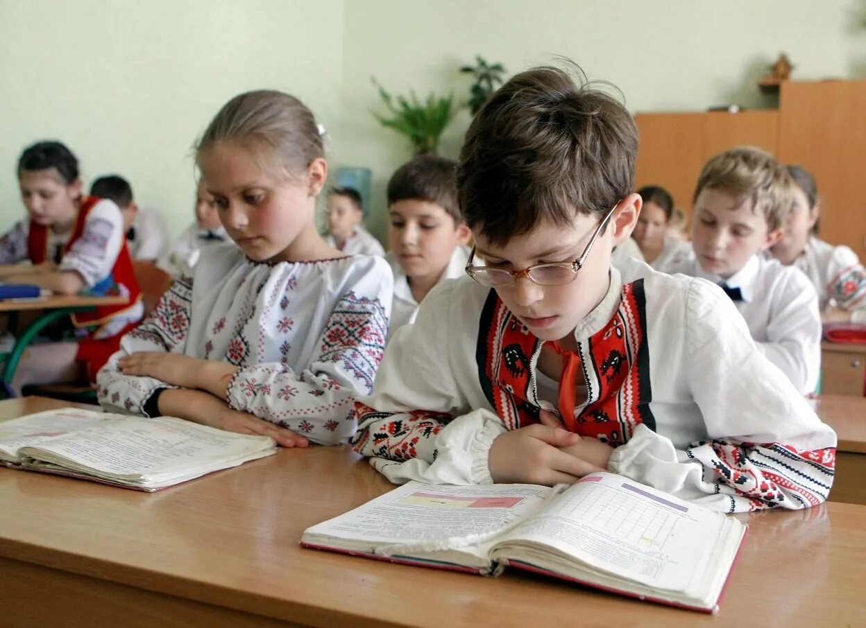 Выбор языка в школе. Украина школа. украинские ученики. украинские школьники. русские дети в школе.