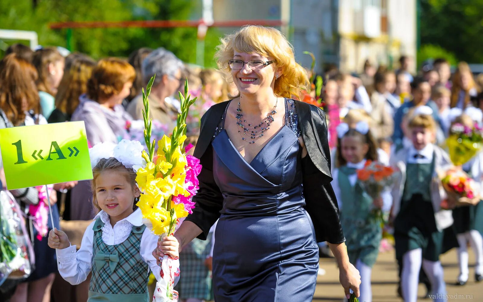 первоклашки в классе с учителем. первый учитель регистрации. наш первый учитель. фото 3 школа красноуфимск последний звонок. первый учитель регистрации.