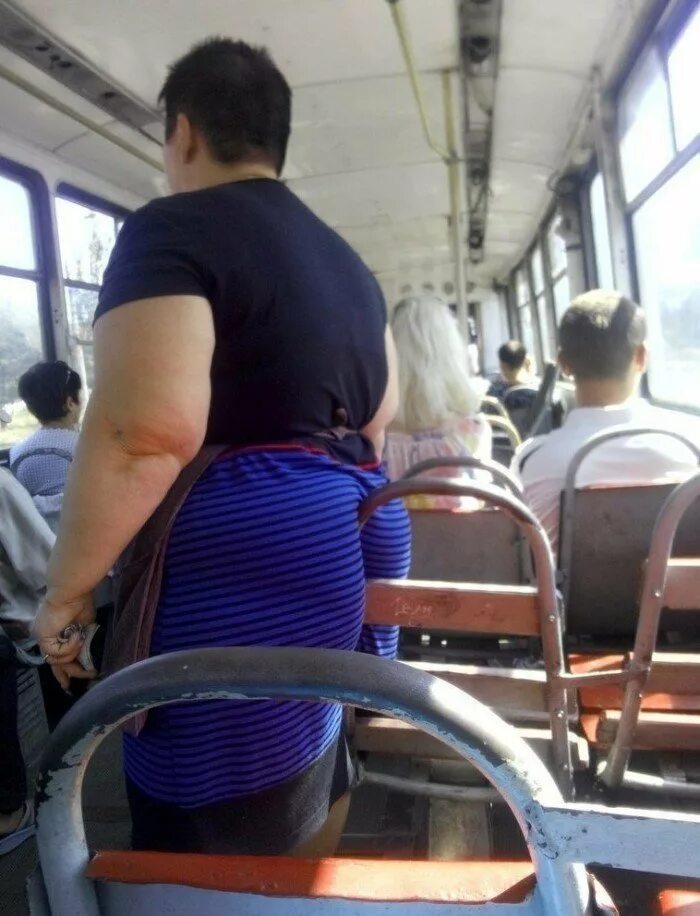 Рука между ног. Мужская рука между женских ног. Незаметно потрогала. Облапал в автобусе. Лапает ноги.