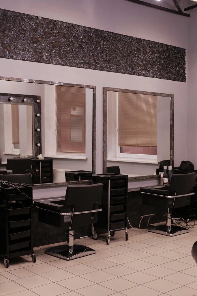 Цирюльник владимир магазин для парикмахеров. Салон красоты ленинский 123. Интерьер мужской парикмахерской. Адрес работающих парикмахерских. Парикмахерская эконом рядом.