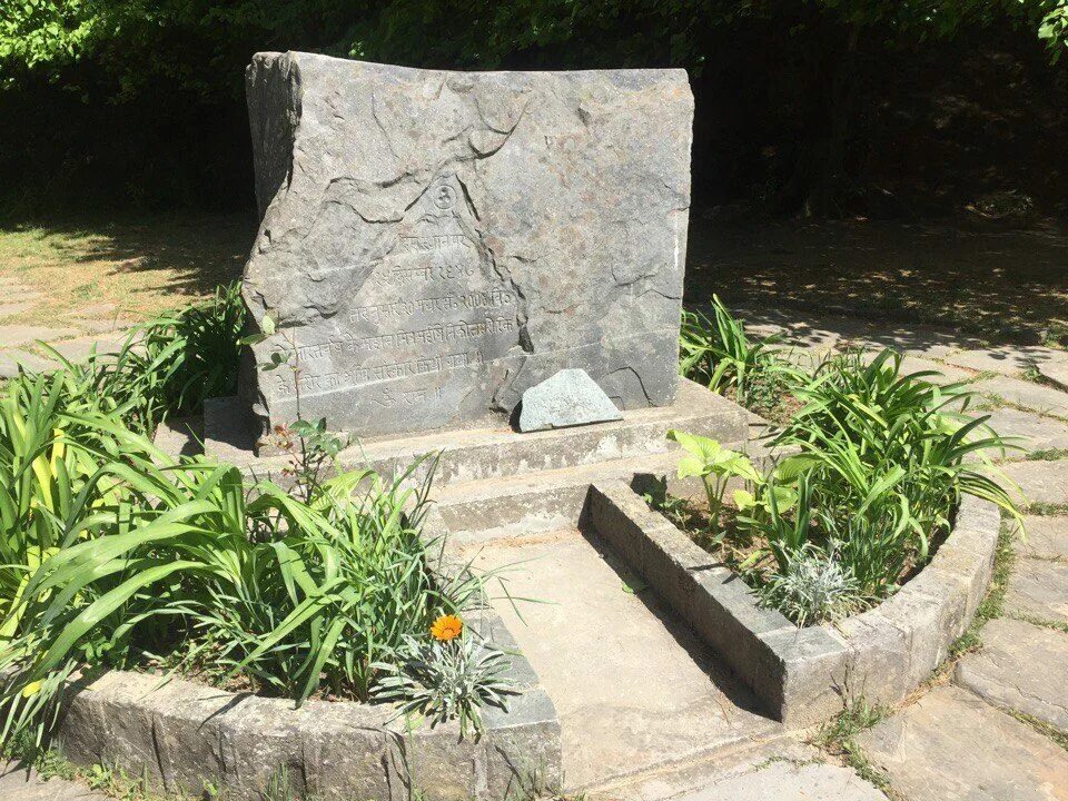 Могила блаватской елены. Анни безант мать кришнамурти. Мир рерихов и блаватской портал. Николай рерих весть шамбалы. Могила николая рериха.