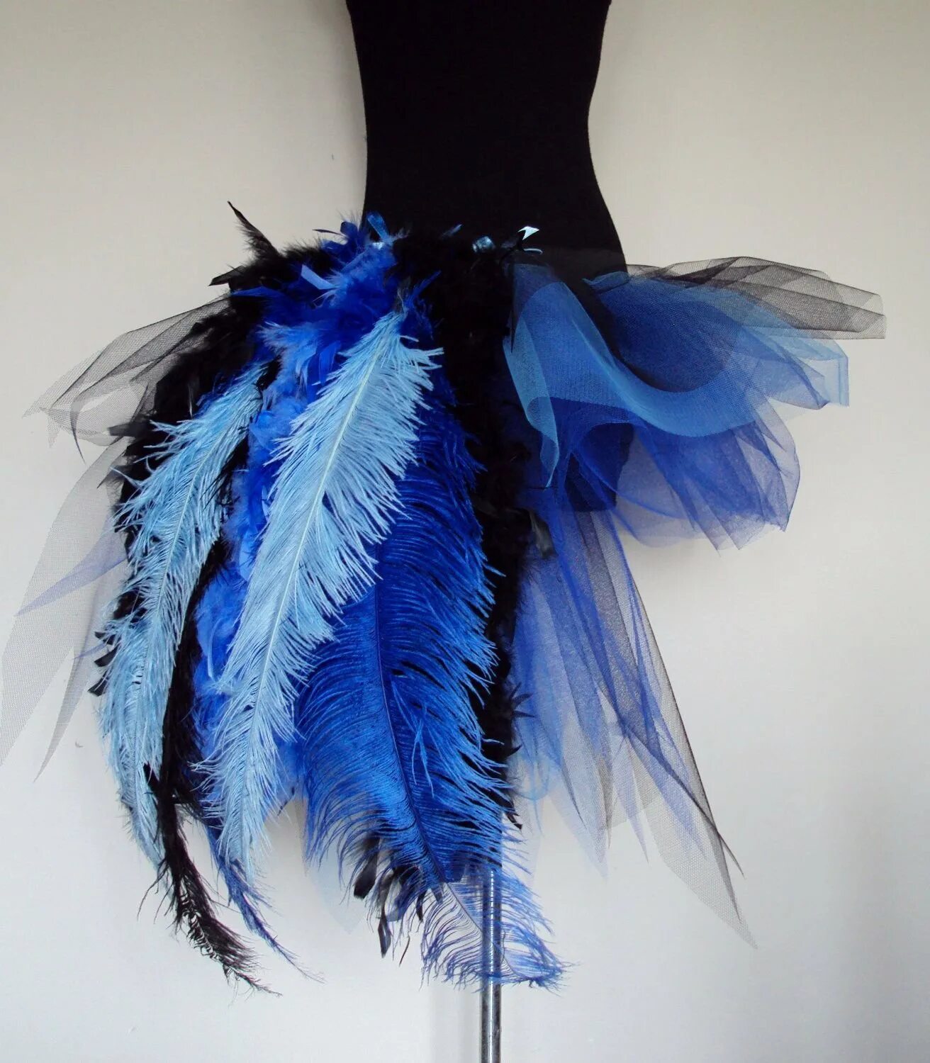 Костюм синяя птица. Юбка из страусиных перьев Zara. Платье с перьями. Костюм с перьями. Бальное платье с перьями.