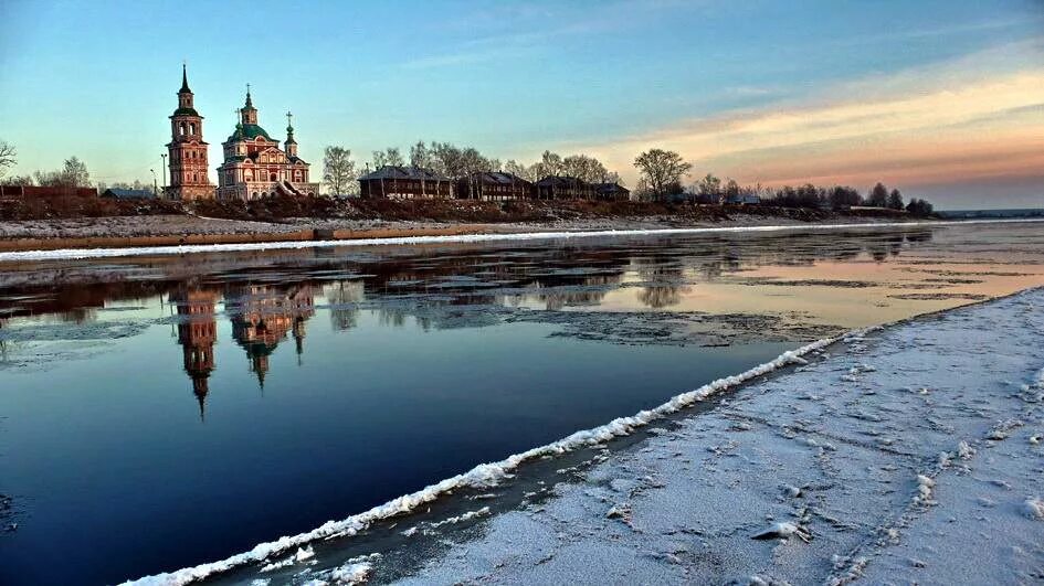 Река Сухона в Великом Устюге. Великий Устюг природа Сухона Юг. Монастырь на берегу реки Сухоны Великий Устюг.