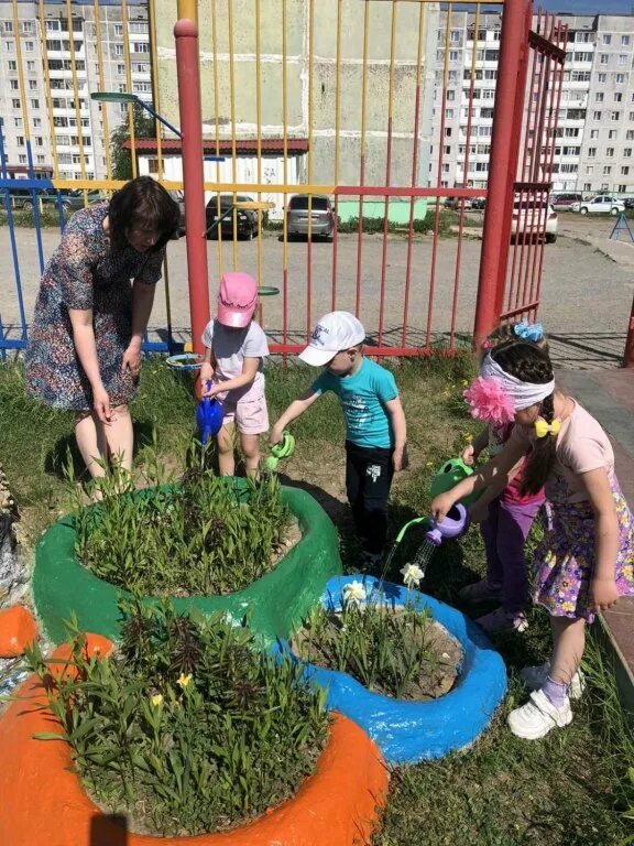 Мы сажаем огород в детском саду. Мероприятия дет сад сажаем огород. Посадили огород посмотрите что растет. Огород садик веселый поделка растущий из травы.