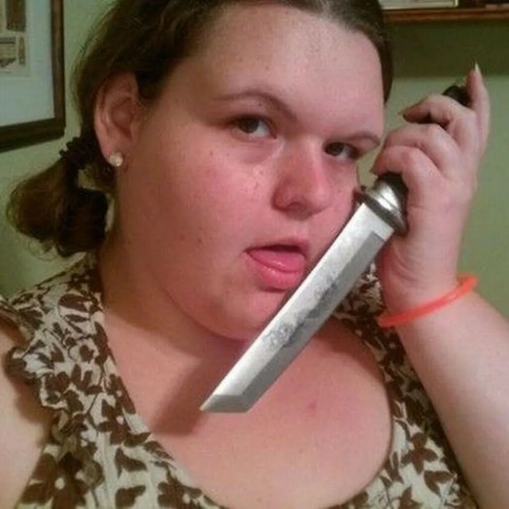 Девушка кричащая ножами оригинал. Девушка ножи мем. Девушка кричит ножами в сердце. Laina morris с ножом. Женщина в гневе.