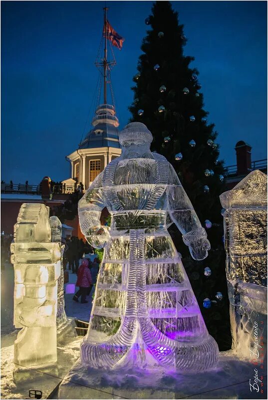 ледяная фигура деда мороза. ледяные фигуры деда мороза и снегурочки. снежная снегурочка. морозко дед. дед мороз со снегурочкой байкал.