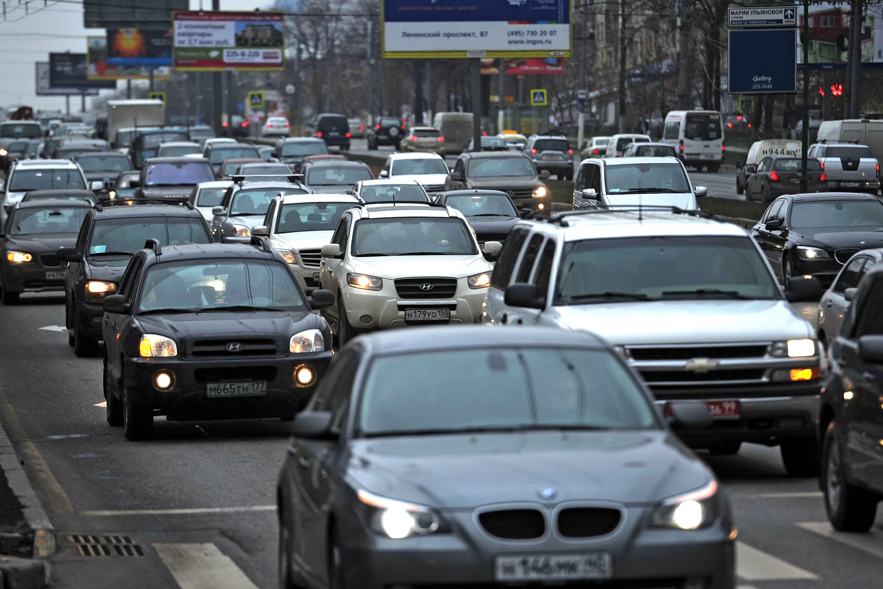 На дороге для многих. Пробка машин. Машины в Москве. Автомобили в пробке. Поток машин.