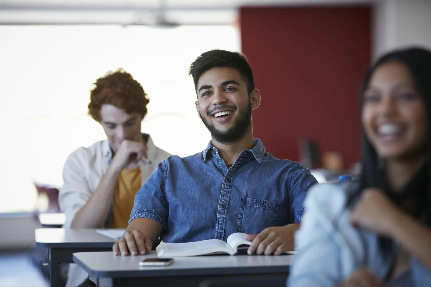 College classes. Студенты смеются. Студенты радуются. Обучение взрослых. Взрослый ученик.