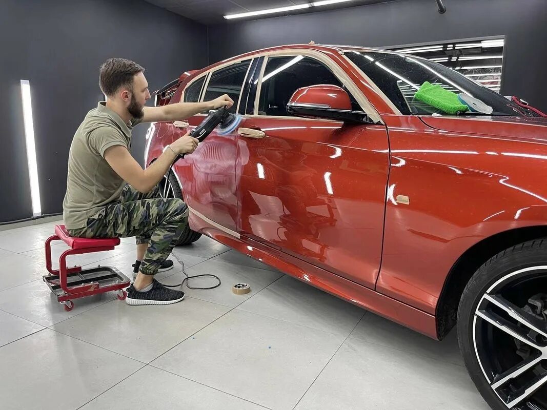 Студия детейлинга. Автомастерская. Гараж для детейлинга. Детейлинг студия 2022. Освещение детейлинг студии.