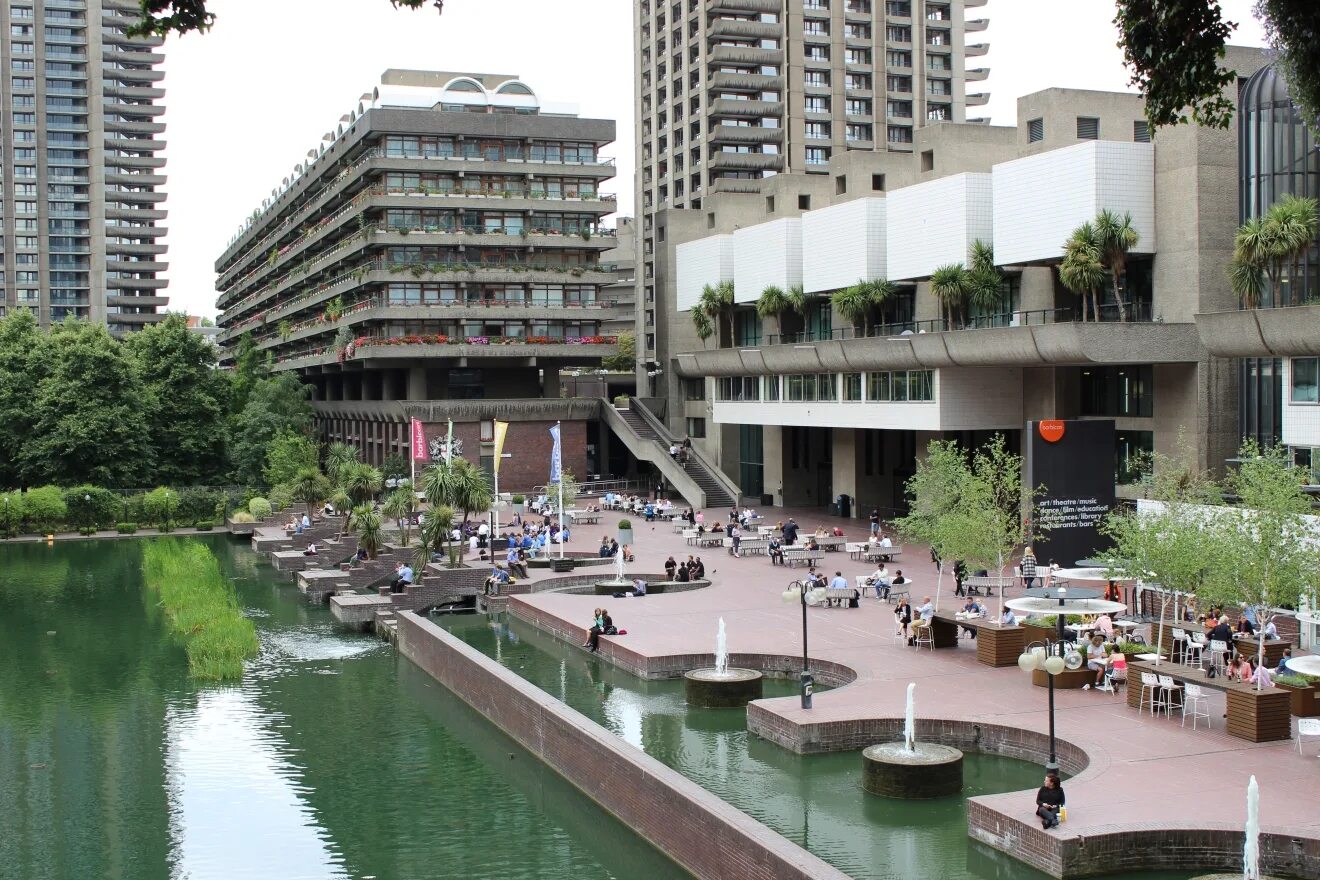 Центр искусств барбикан. Barbican иран. Барбикан хаус археологическое. Barbican перевод. Центр искусств барбикан.