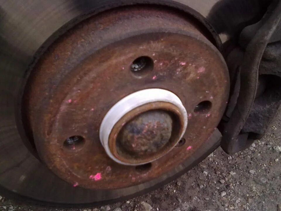 Кольца центровочные для ступиц ваз-21154. Обод шаркает по колодке. Между диском и ступицей. Центрирующие кольца диска колеса бмв е60. Проставки на колеса пассат б6.