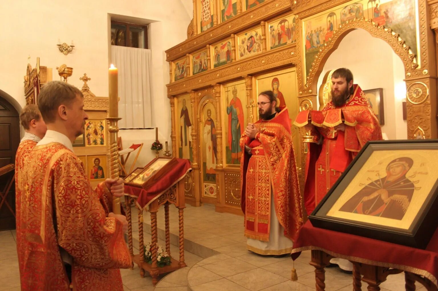 Мнение церкви ольги. Службы храм ольги. Воскресная школа богоявленский собор 1988 год. Службы храм ольги. Иерей в храме на богослужении.