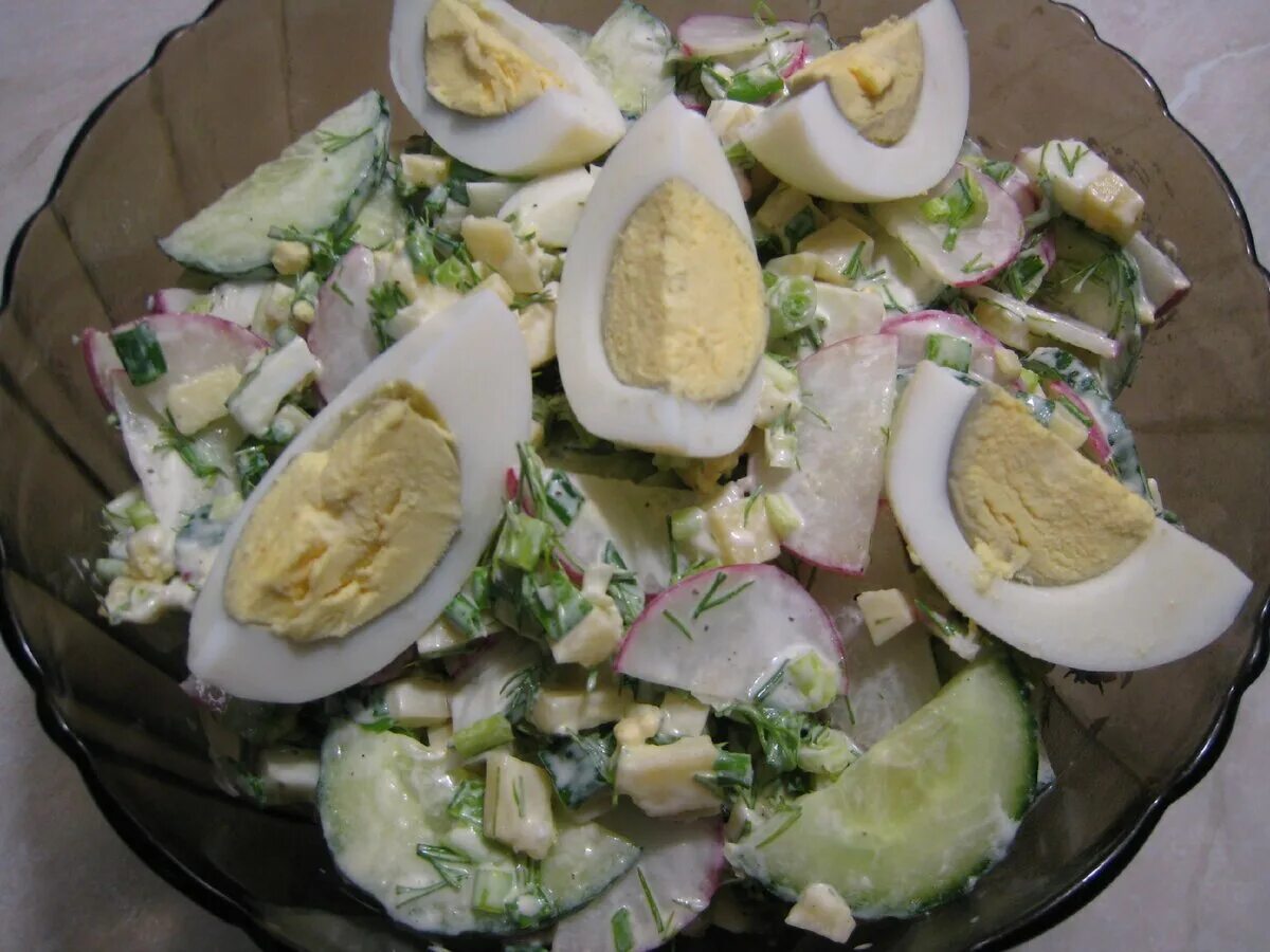 Салат редиска яйцо зеленый лук майонез. Салат с редиской и яйцом. Салат с редисом и яйцом. Салат с редиской и зеленым луком. Салат с редиской и яйцом и зелёным.
