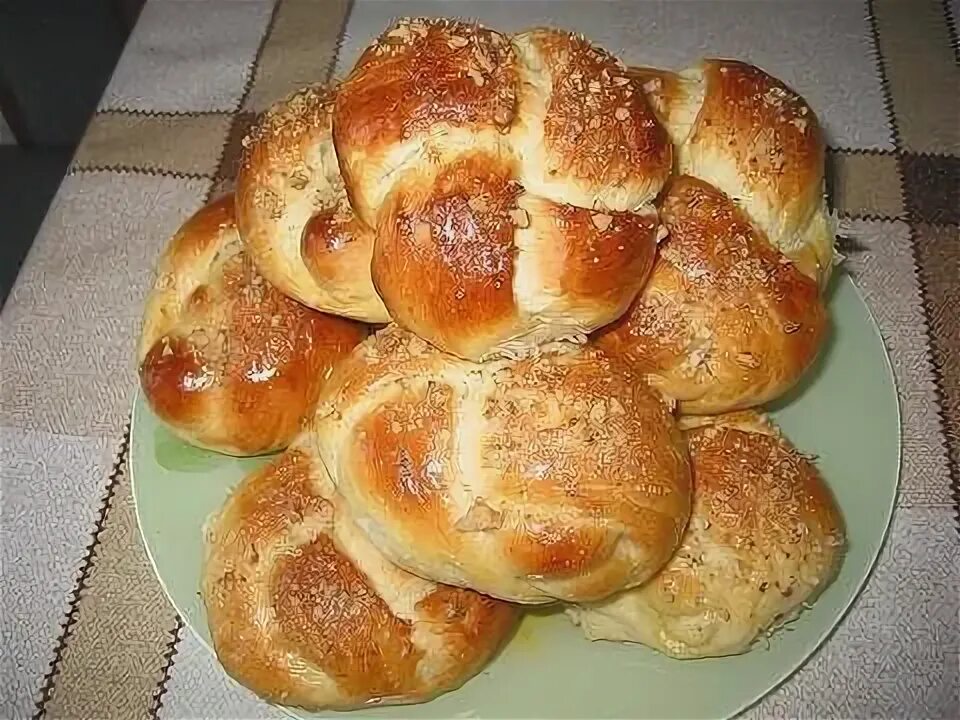 Булочки из дрожжевого теста. Булочки с изюмом. Сладкая булочка. Сдобная булочка. Булочки домашние.