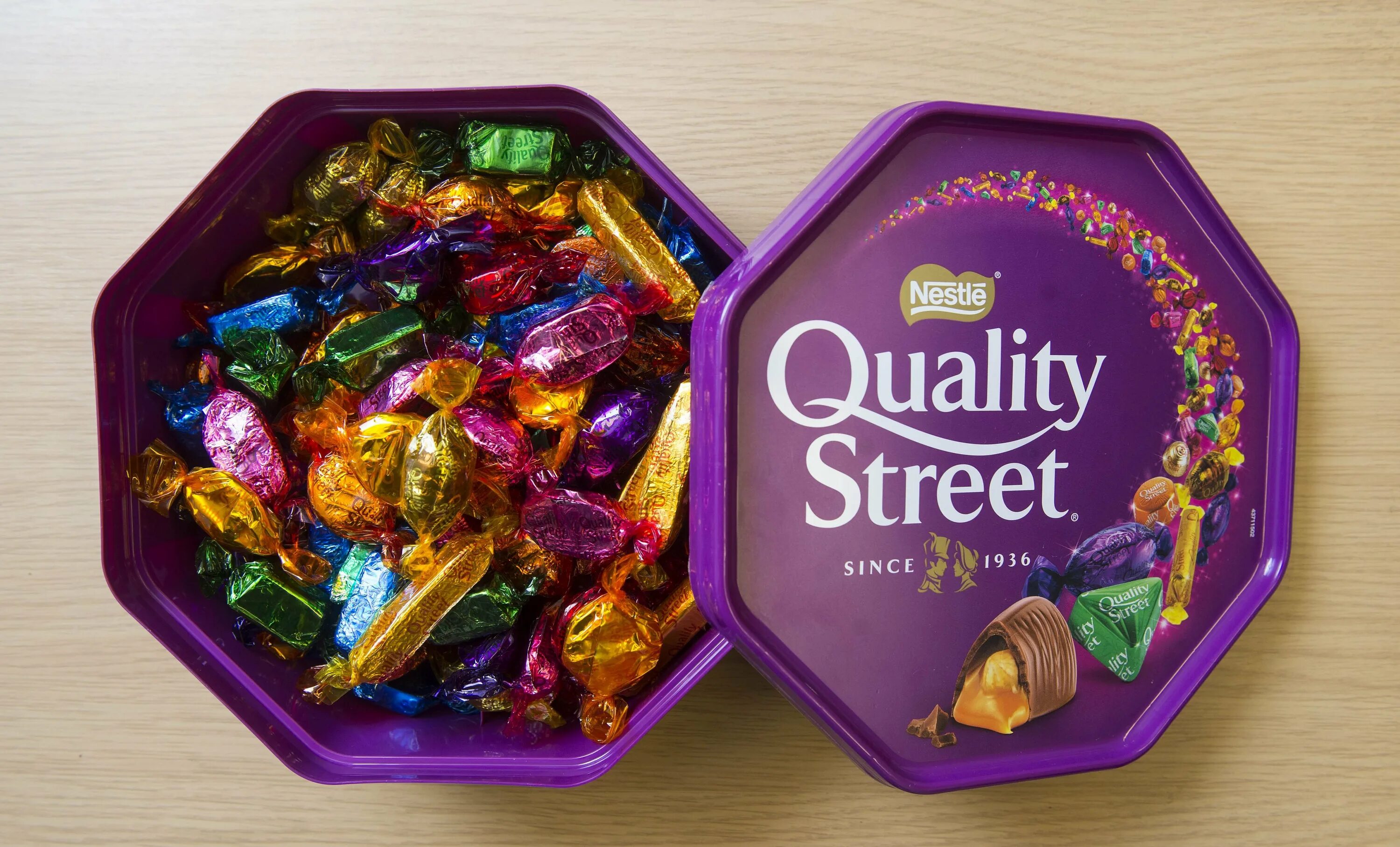 Иди конфеты купить. Кволити стрит конфеты. Макинтош конфеты quality Street. Конфеты Nestle quality Street. Конфеты в фиолетовой коробке.
