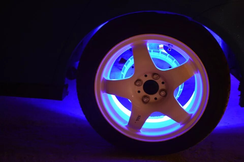 На автомобиле установлены колеса с дисками. Подсветка колес r22. Подсветка колес Приора. Подсветка колес ВАЗ 2110.