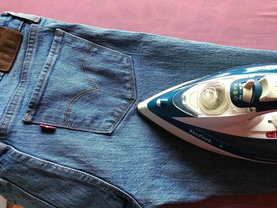 Как быстро высушить джинсы после стирки. Утюг на джинсах. как быстро высушить джинсы. прожегные утюгом джинсы. коллаж глажка джинс.