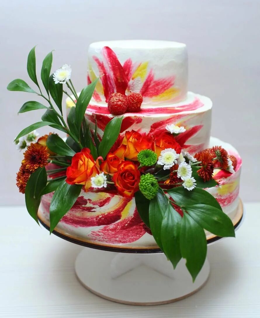 Украсить торт живыми. Украшение торта живыми цветами. Торт с живыми цветами. Украшение торта живыми цветами и ягодами. Торт украшенный цветами.