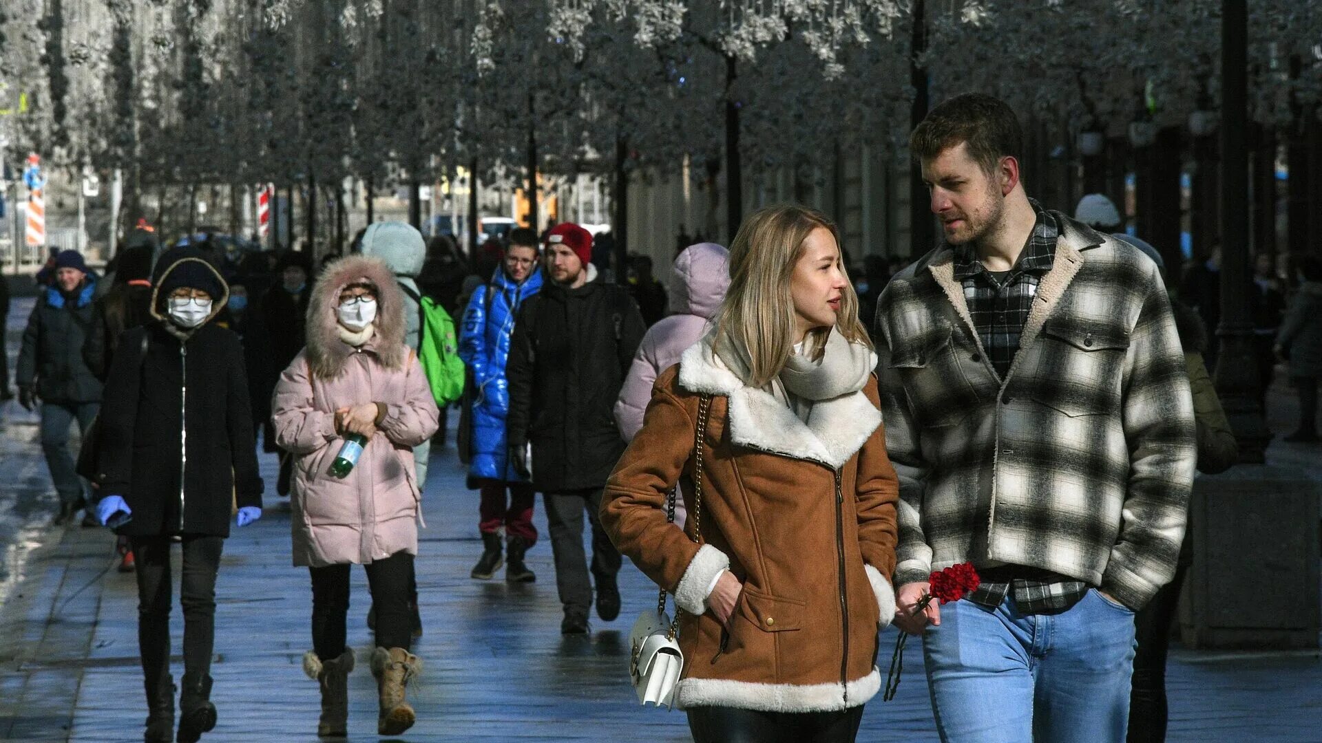 Жители Москвы. Март в Москве. Потепление в Москве. Москва прохожие. Когда придет тепло в россии