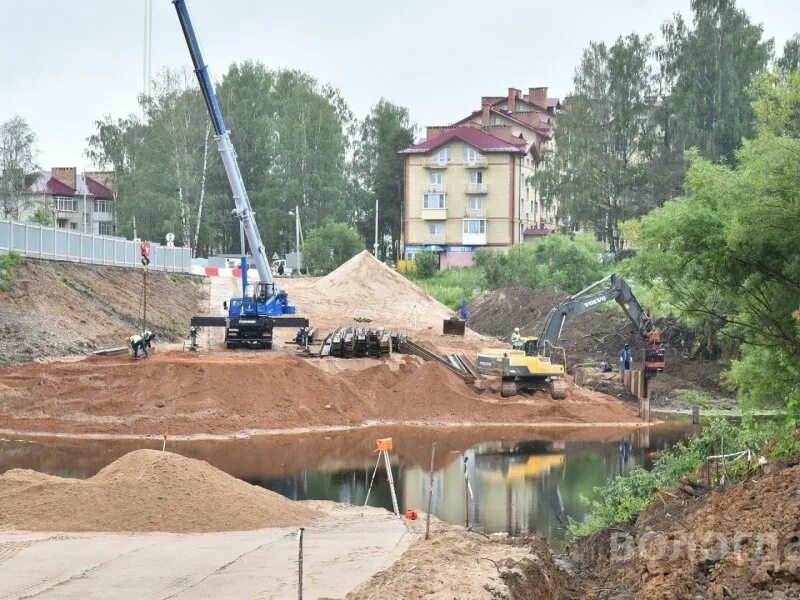 Пешеходный мост вологда можайского. Последние новости мост вологда. Последние новости мост вологда. Некрасовский мост вологда сейчас. Забита первая свая в основание тнхк.