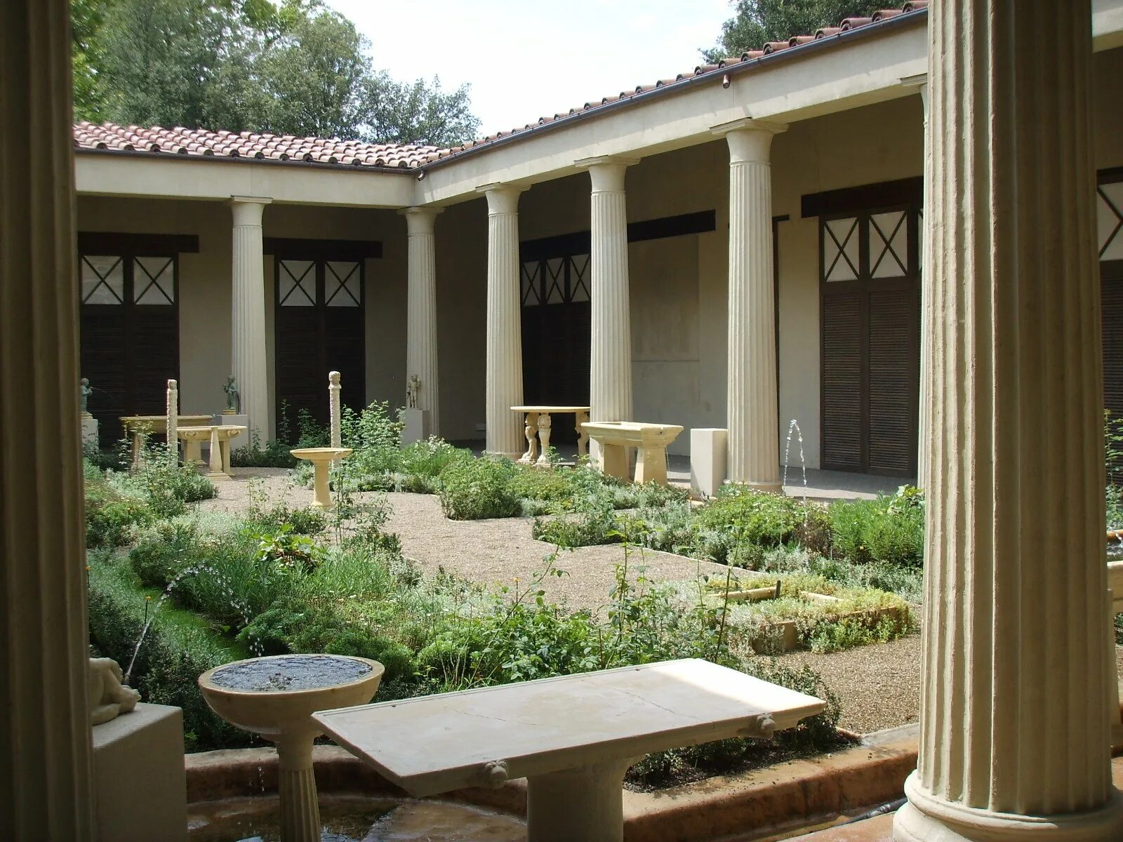 закрытый двор в древнеримском жилище. имплювий в древнем риме. атрий в вилле сан-марко в стадиях. помпеи. атриум в римском доме.