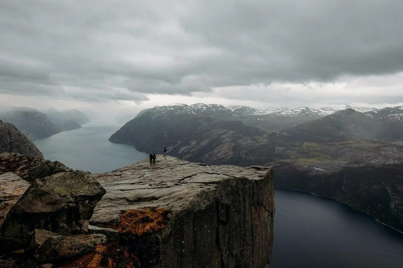 Норвегия высота над уровнем моря. Pulpit Rock Норвегия. Фьорды Норвегии в тумане. Мрачные фьорды Норвегия. Норвегия Эстетика.