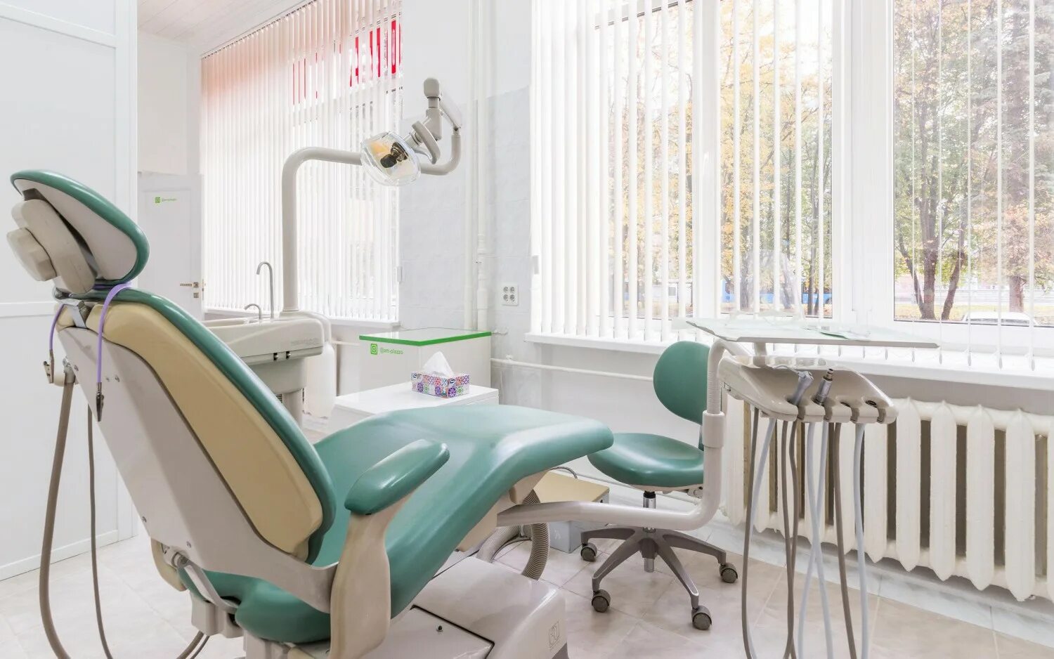 Стоматология ам клиник. Хирургический кабинет. Стоматология инструменты панорама кабинет. М-плаззо стоматология.