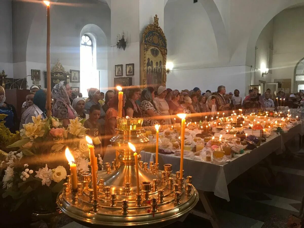 Медовый спас в церкви. Освящение меда. Празднование праздничного Спаса в церкви. Освящение меда в церкви. Служба 14 августа