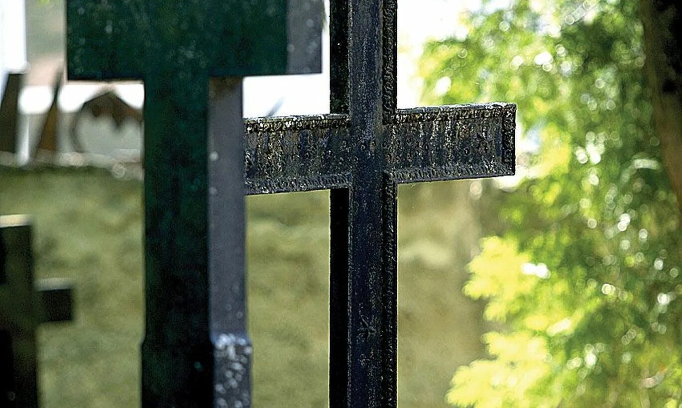 Похороненный крест. Могильный крест на могиле православных. Крест христианский православный Могильный. Старообрядческий намогильный крест. Православный крест могилт Могильный.