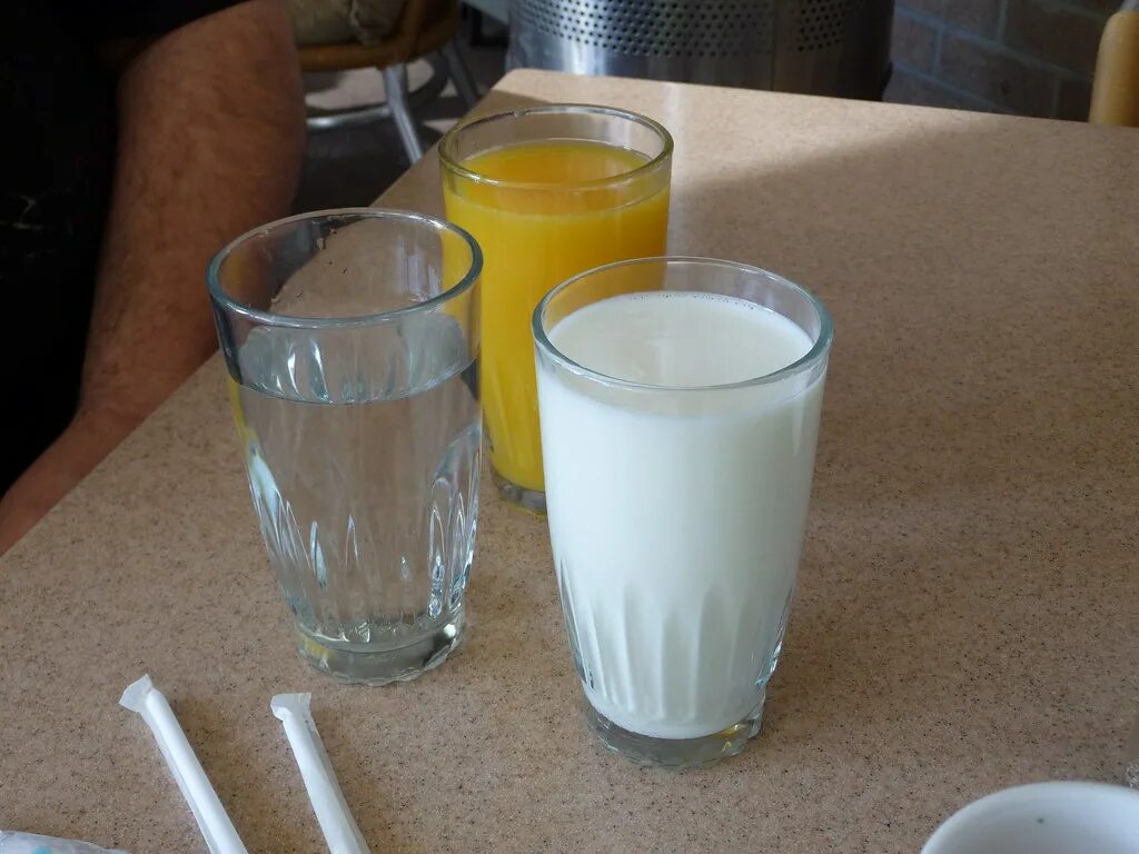 Сок с молоком. Молоко и вода. Молоко сок вода. Молочная продукция вода соки. Milk and water