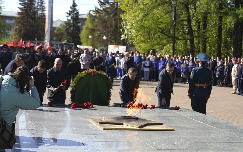 Возложение цветов к Вечному огню Ижевск 2023. Вечный огонь в Ижевске возложение. Аллея памяти вечный огонь Ижевск. Вечный огонь Петрозаводск церемония возложение. 5 мая ижевск