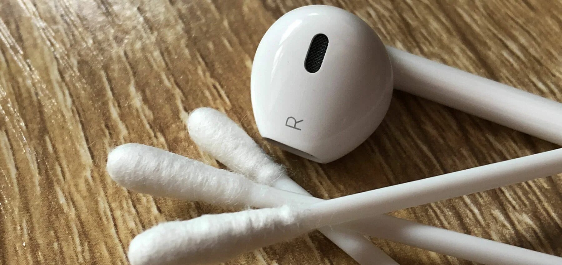 Чистка наушников Apple Earpods. Чистка наушников Earpods. Палочки для чистки наушников. Щетка для чистки наушников Earpods.