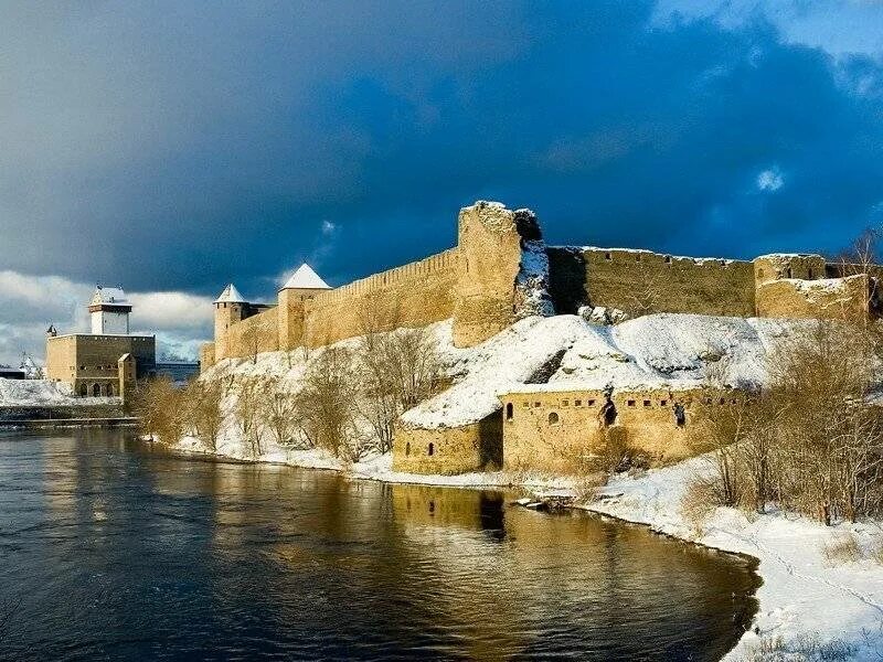 В каком городе находится крепость. Ивангородская крепость в ивангороде. крепость ивангород нарвский замок. ивангород копорье. ивангородская крепость музей крепостей.