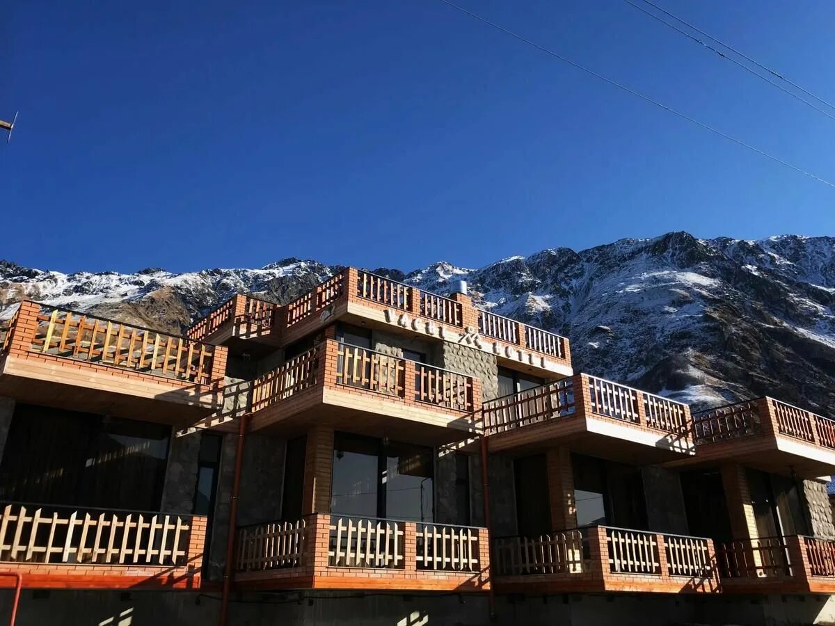 Грузия отели в горах. Степанцминда грузия отели. отель kazbegi грузия. отель в грузии на горе.
