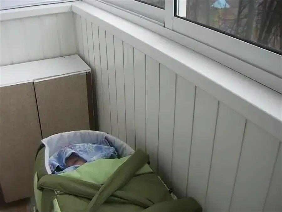 Спать на балконе. Люлька на балкон. Спать на лоджии. Коляска на балконе. Балкон для новорожденного.