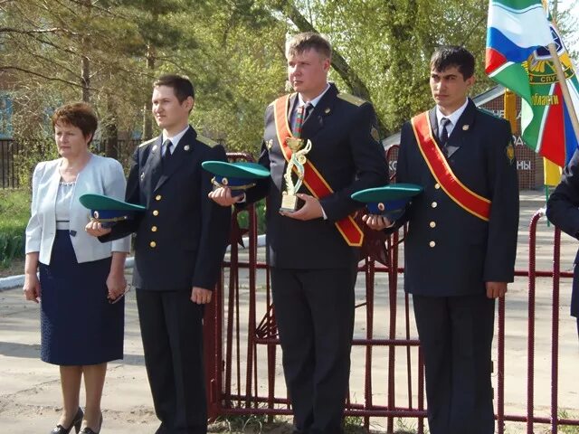 Оренбург пограничная служба. С днем пограничника. Начальник пограничного управления оренбург. Пограничное управление оренбург. Венки пограничников.
