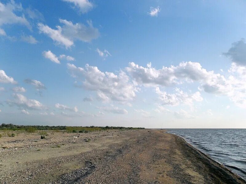 Азовское море приморско-ахтарск. Ачуевская коса приморско ахтарск на карте. Ачуевская коса шторм. Приморско-ахтарск коса. Ачуевская коса шторм.